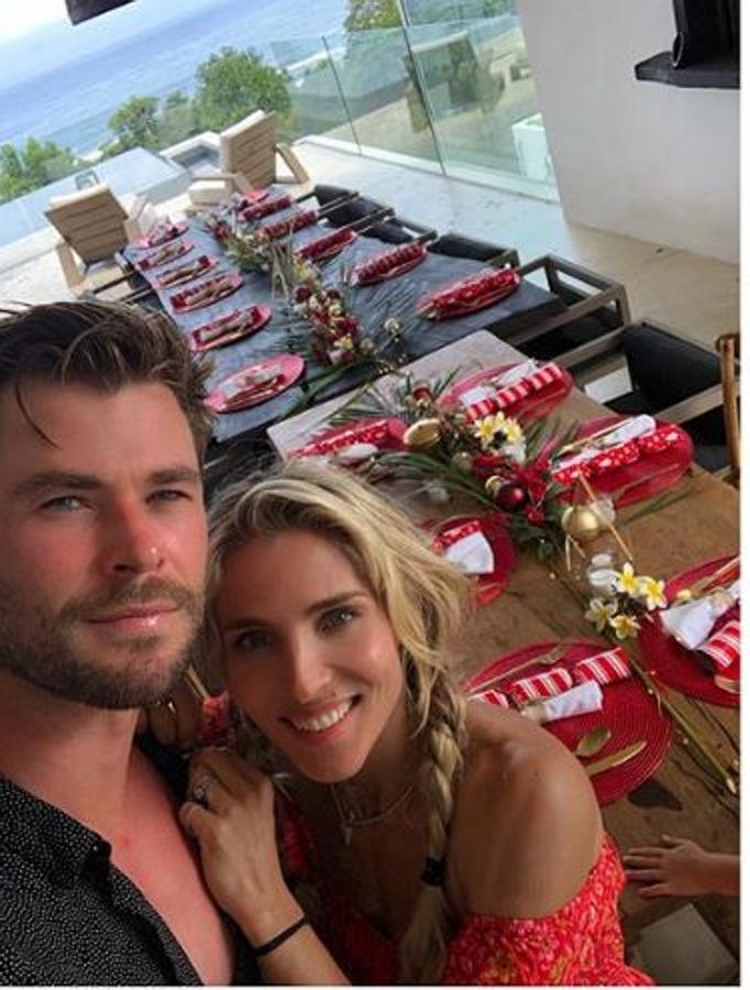 Elsa Pataky y Chris Hemsworth no se han movido de Australia, Acompañados por la familia y amigos, el matrimonio ha organizado una gran comida con el mar de fondo. 