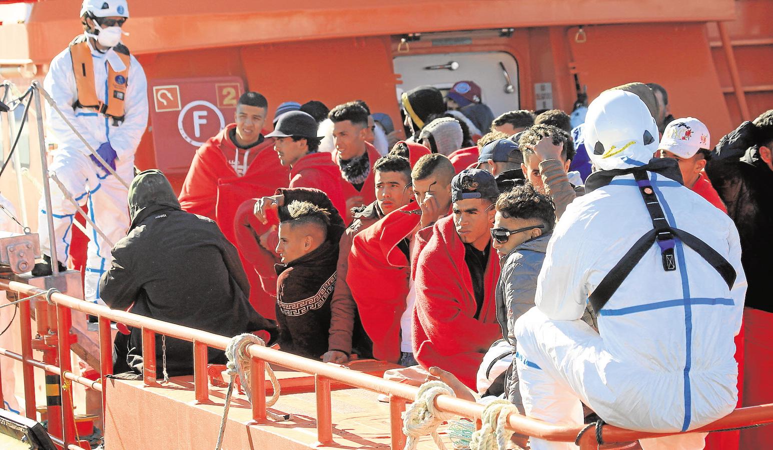 3 de enero. El año 2019 arrancaba en la provincia de Cádiz con el rescate de 50 inmigrantes en aguas del Estrecho, una tendencia que continuaba a lo largo de todo el año.