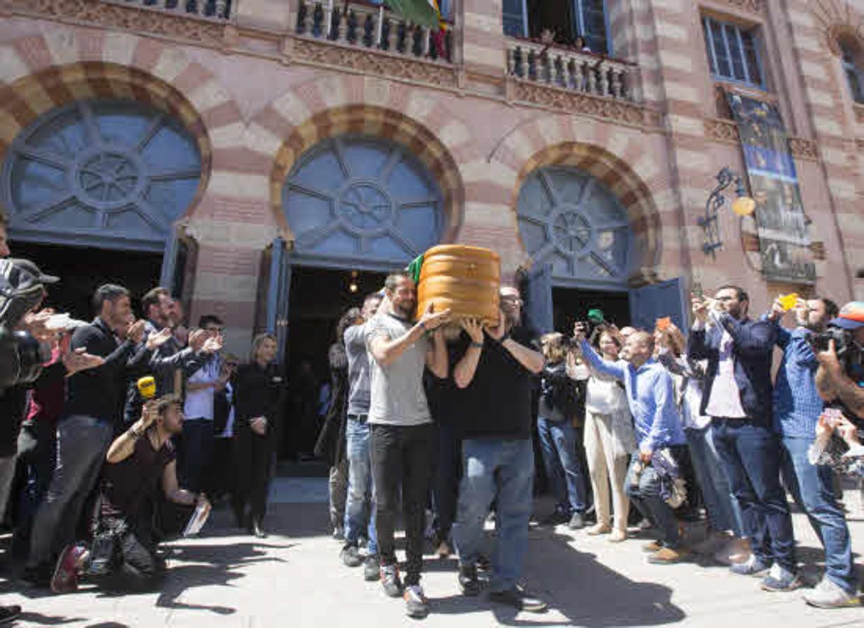 17 de mayo. El Carnaval de Cádiz vivía uno de sus peores momentos con la despedida del autor Juan Carlos Aragón. Miles de personas acudieron a la capilla ardiente instalada en el Gran Teatro Falla para despedir a una de las grandes figuras de la fiesta.