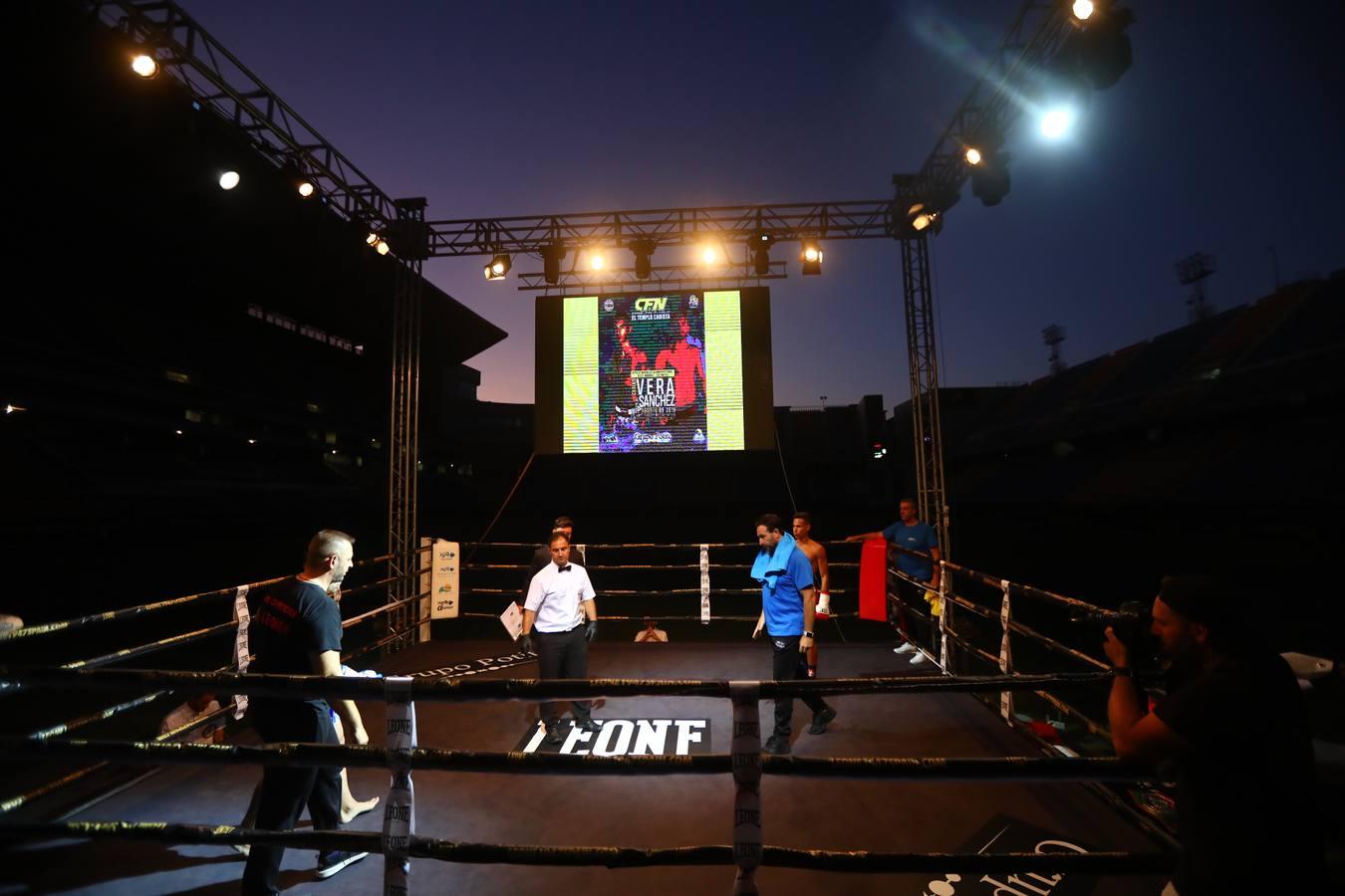 1 de agosto. El Estadio Ramón de Carranza se vistió de largo en la noche del 1 de agosto para acoger la Cádiz Fight Night 2, un evento histórico a nivel mundial por tratarse de la primera vez que se celebraba una velada de Muay Thai en un estadio de fútbol.