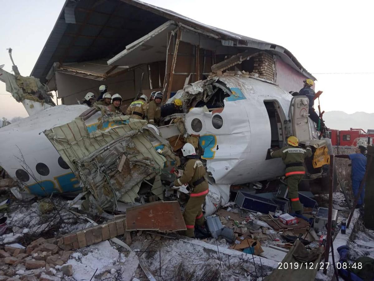 En imágenes, el accidente de avión en Kazajistán que ha dejado decenas de muertos