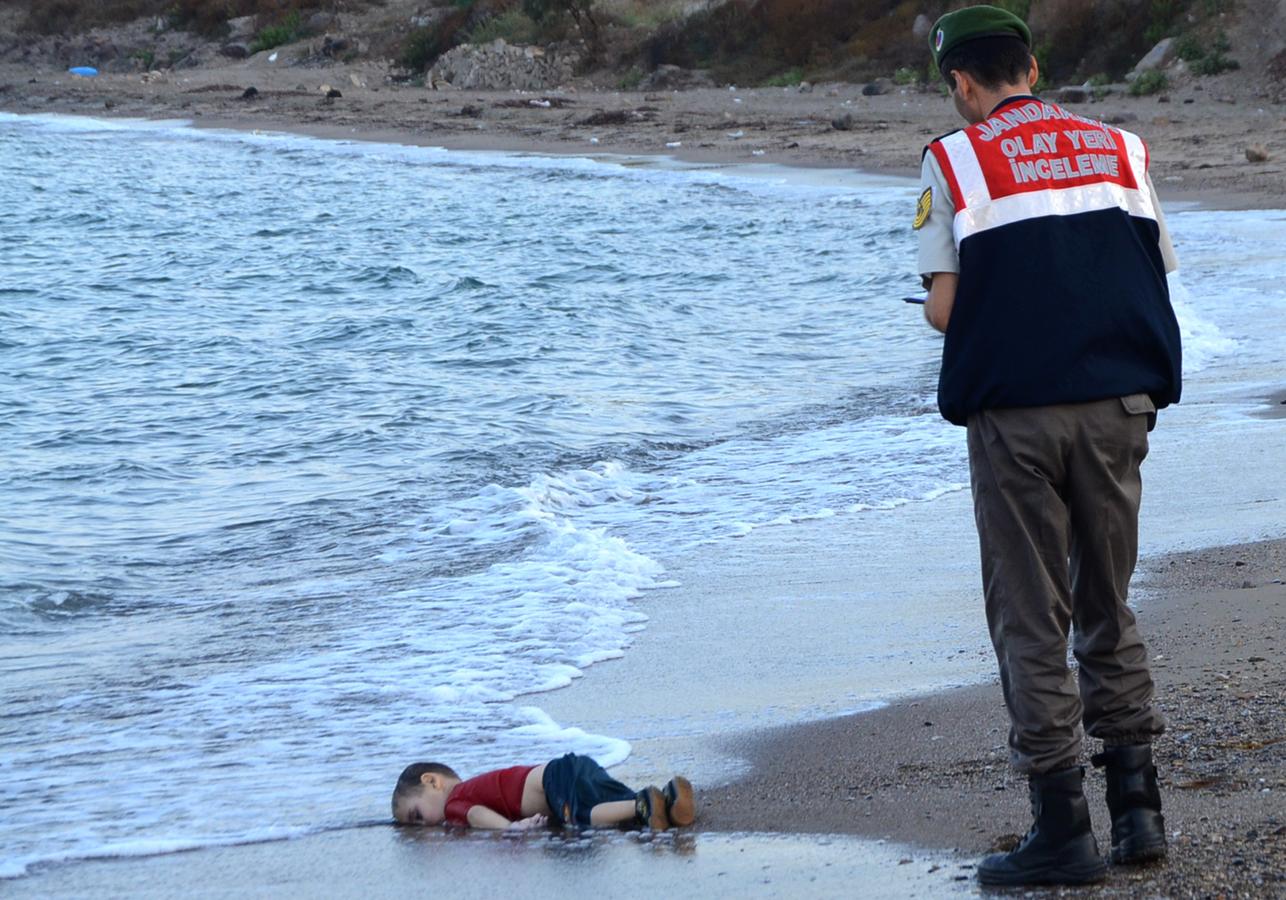 De todas las imágenes, la del niño sirio Aylan Kurdi en las orillas de una playa de Turquía sacudió conciencias y dio la vuelta al globo. 