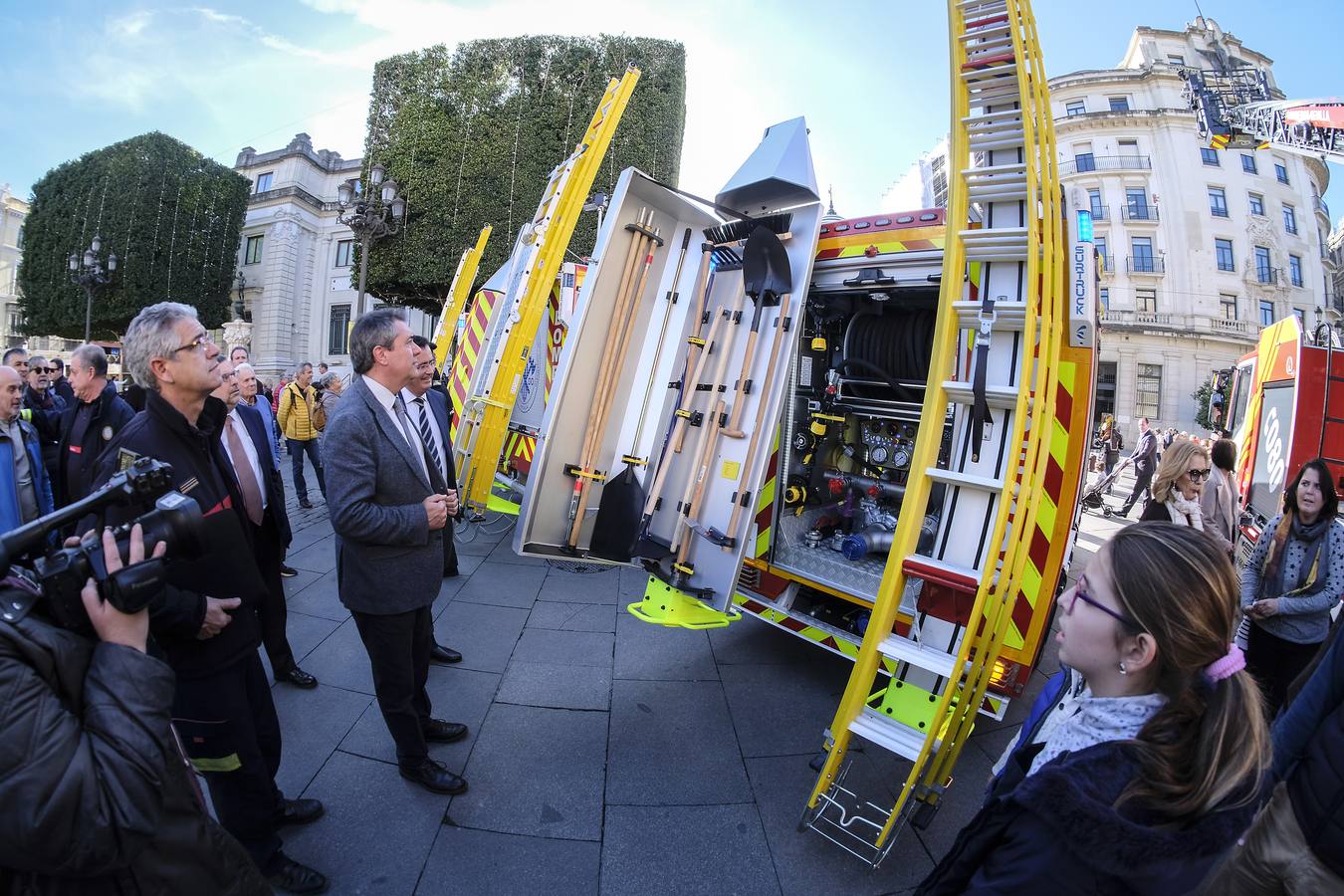 En imágenes, presentación de los nuevos coches de Bomberos en Sevilla