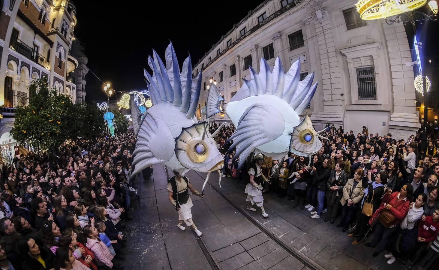 En imágenes, calles repletas para ver el estreno del pasacalles «Abismos»