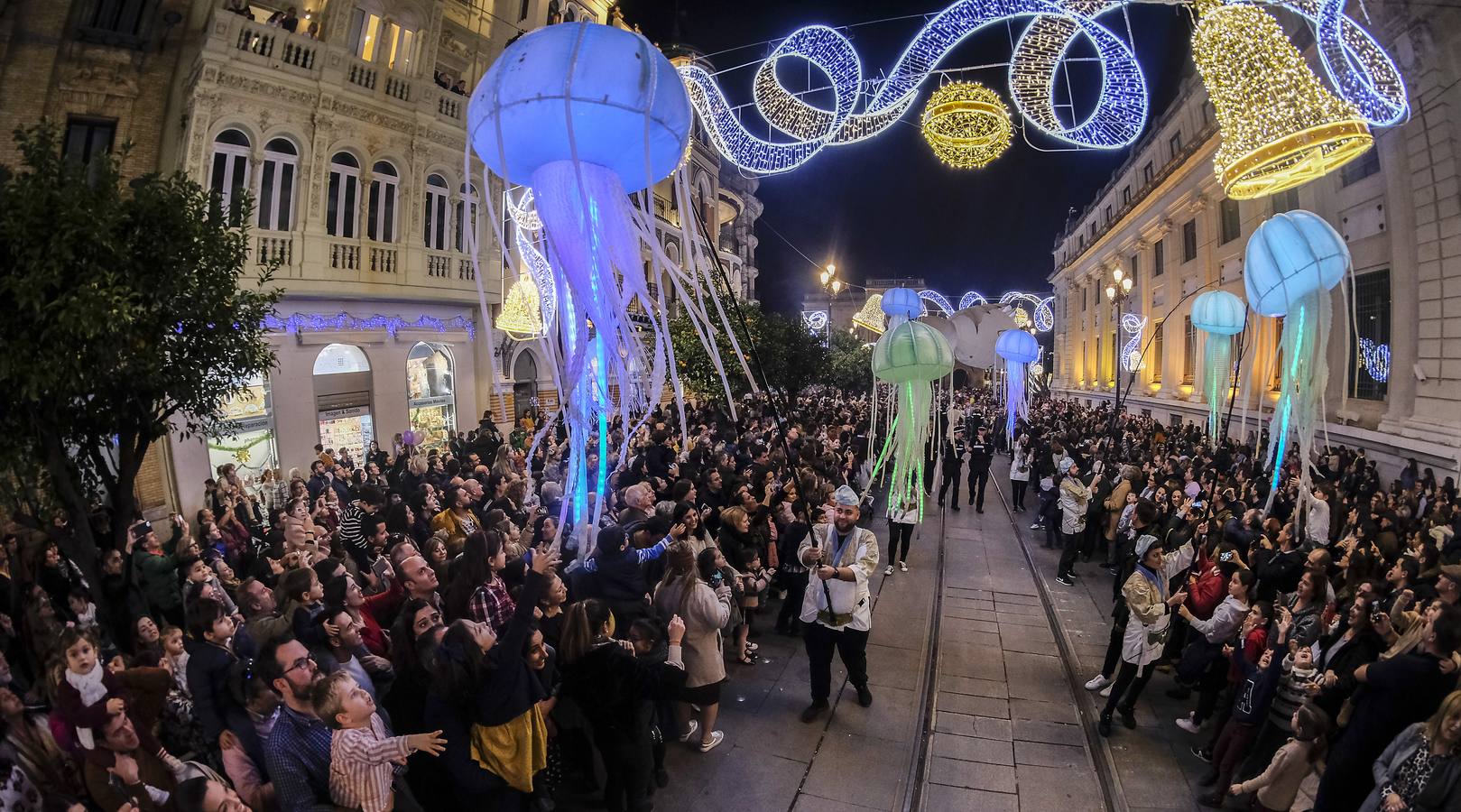 En imágenes, calles repletas para ver el estreno del pasacalles «Abismos»