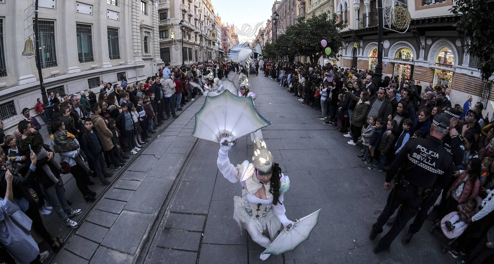 En imágenes, calles repletas para ver el estreno del pasacalles «Abismos»