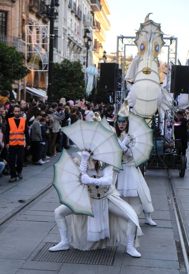 En imágenes, calles repletas para ver el estreno del pasacalles «Abismos»