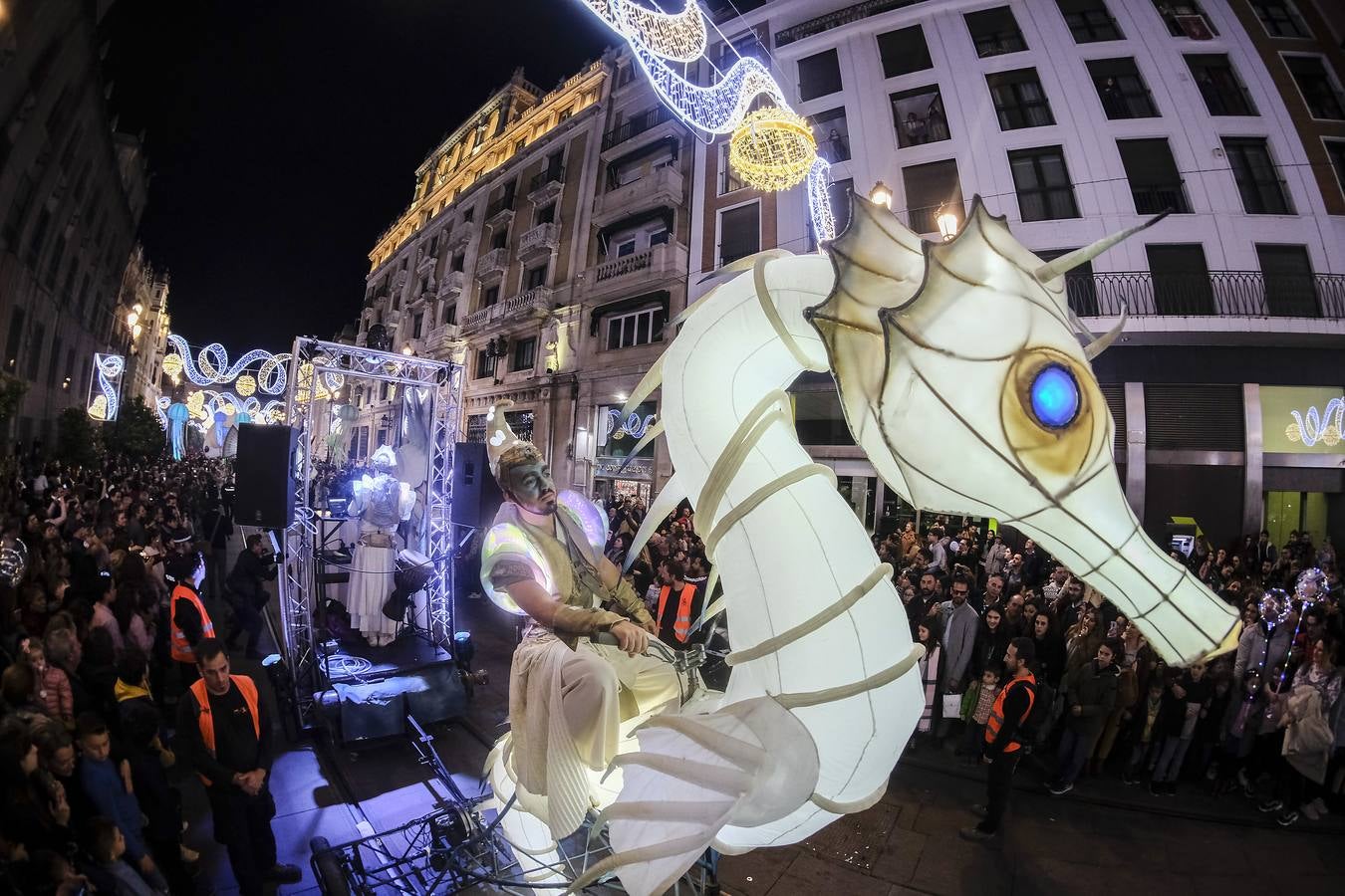 En imágenes, calles repletas para ver el estreno del pasacalles «Abismos»