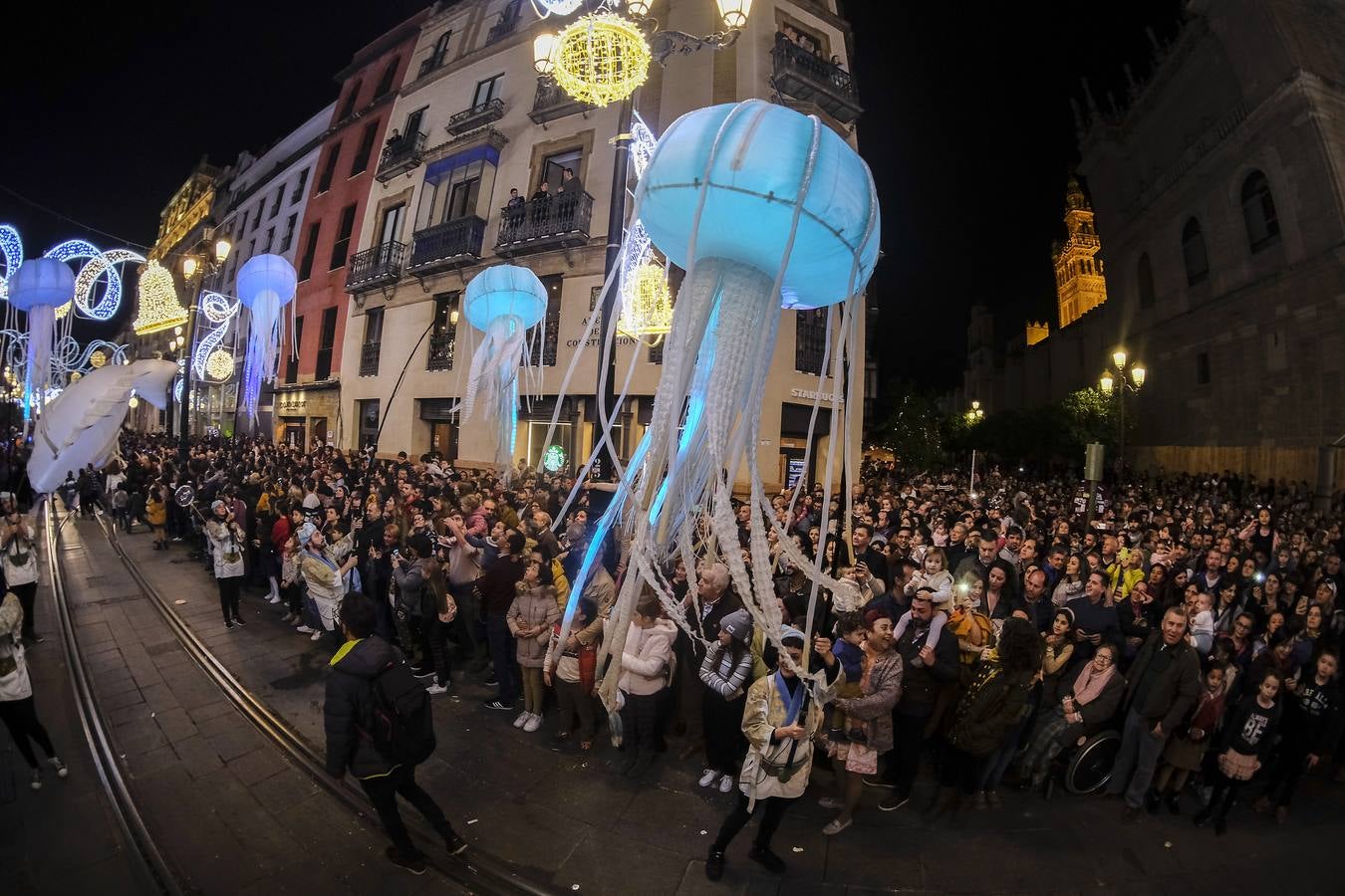 En imágenes, calles repletas para ver el estreno del pasacalles «Abismos»