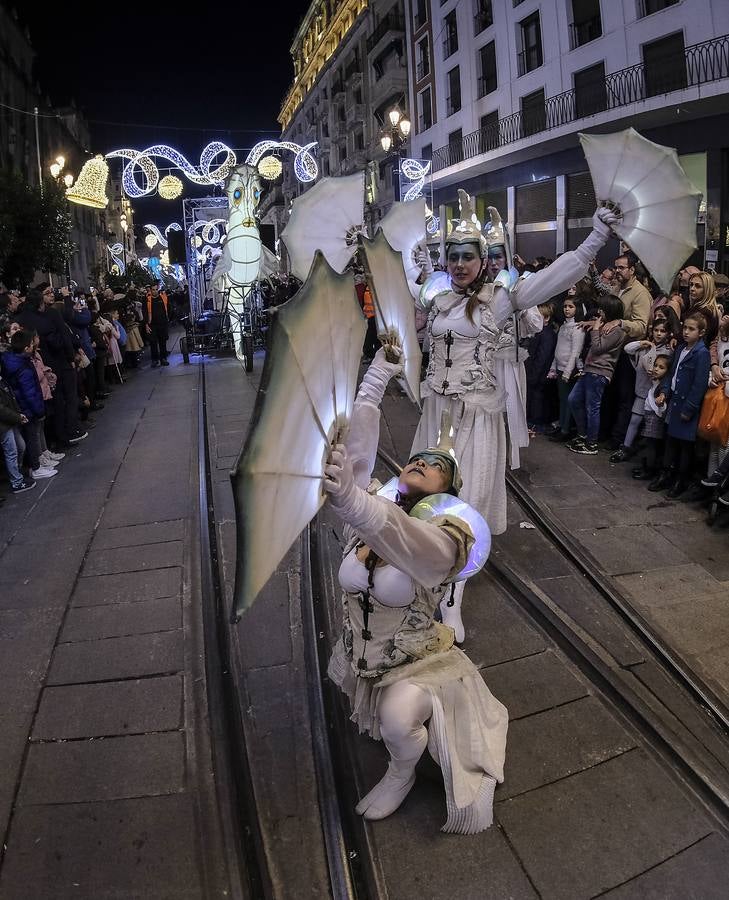 En imágenes, calles repletas para ver el estreno del pasacalles «Abismos»