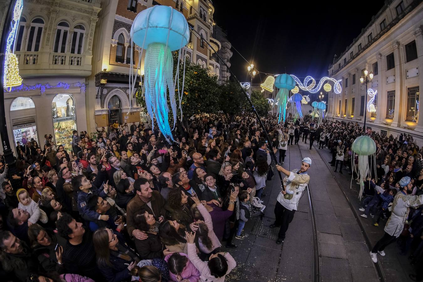 En imágenes, calles repletas para ver el estreno del pasacalles «Abismos»