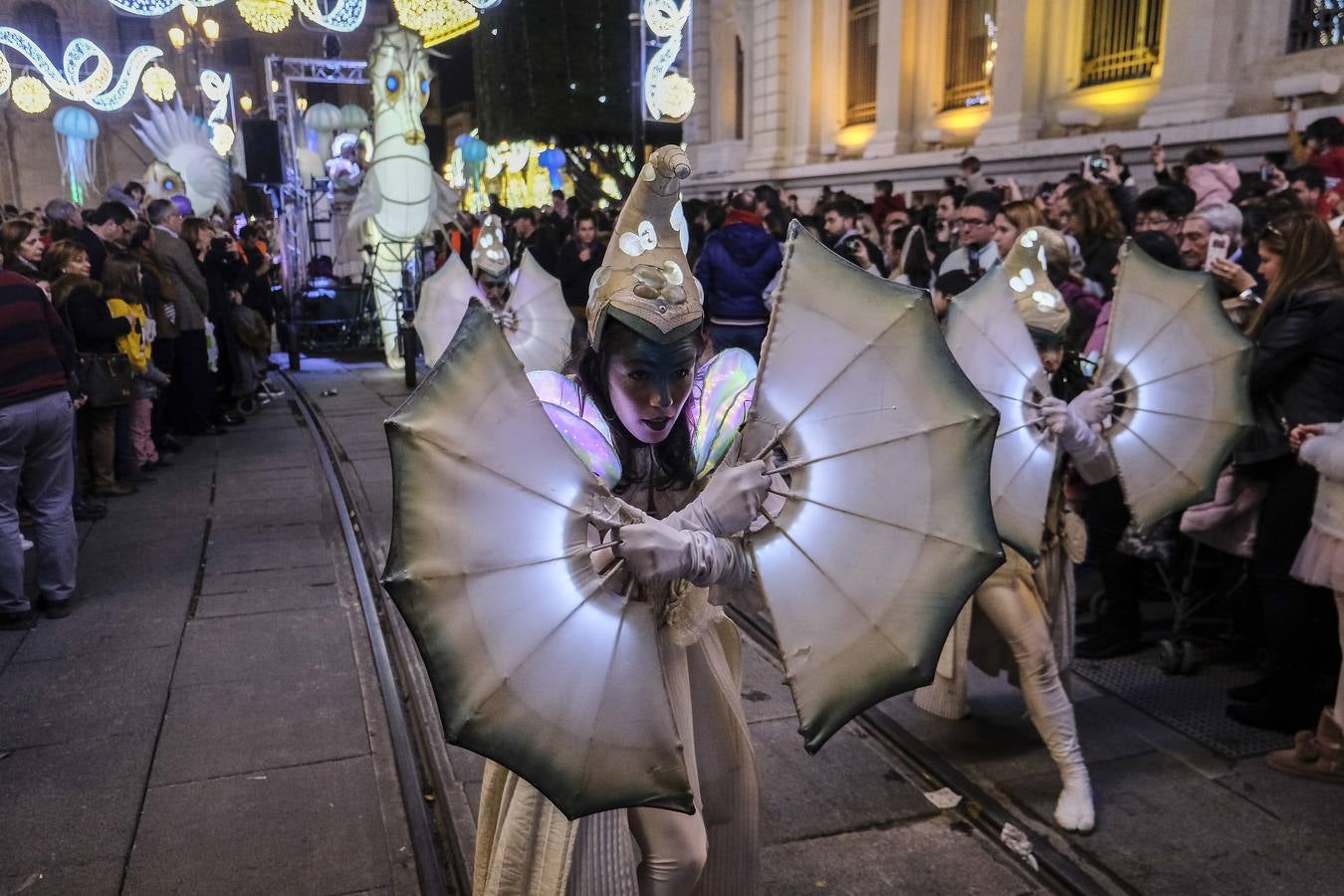 En imágenes, calles repletas para ver el estreno del pasacalles «Abismos»