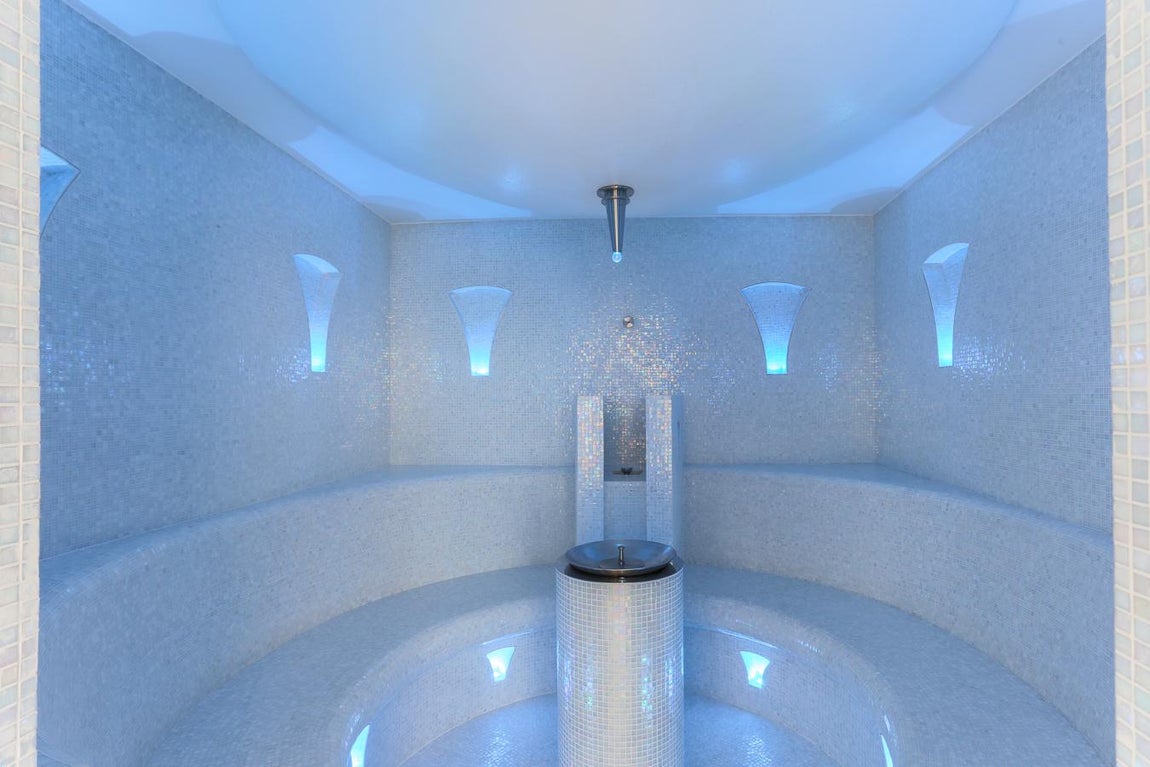 La Nao: 16 millones de euros. La Nao fue en sí misma un museo abierto al público y promovido por los Morvan, antiguos propietarios de la vivienda, un lugar en el que se han exhibido las joyas de la joyera canadiense Édéenne, con un precio de los 3.000 a los 300.000 euros, así como los cuadros del pintor Alfred X. Balasch, valorados entre los 8.000 y los 12.000 euros