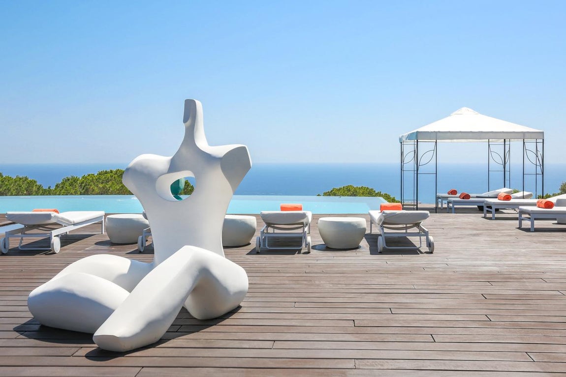 La Nao: 16 millones de euros. Esta obra de arte vanguardista desafía las leyes de la construcción balanceándose en un universo artístico e innovador con la creación de formas y el uso de esculturas que hacen que la casa cobre vida. Así pues, la propiedad incluye sinfín de pinturas, esculturas y mobiliario de alto valor artístico, incluyendo una infinity pool que alberga una escultura que parece flotar en el horizonte