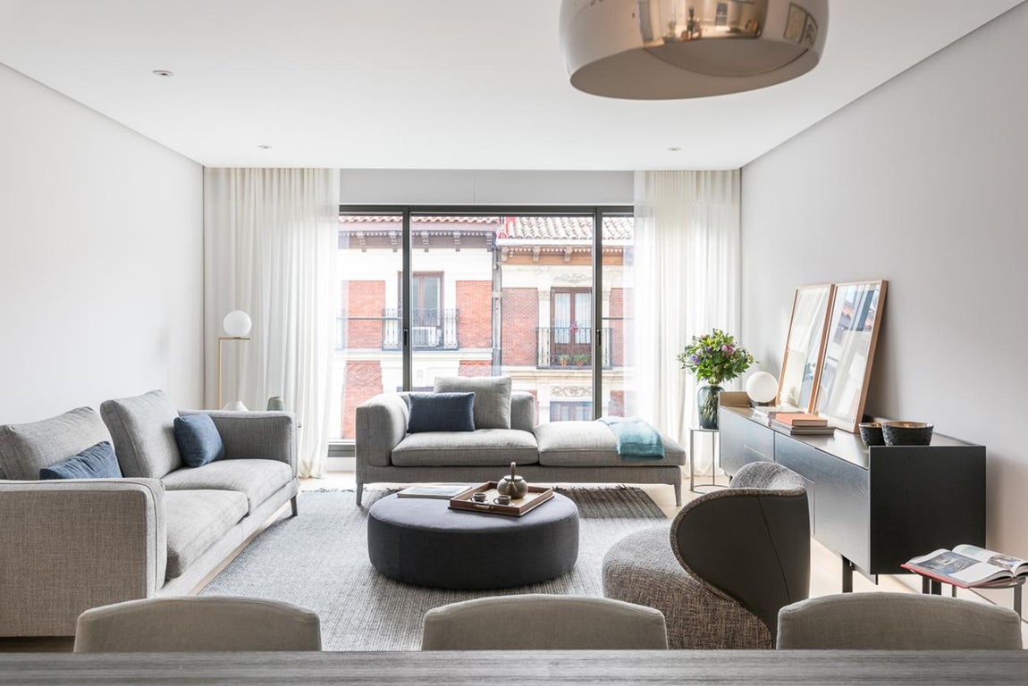 Jorge Juan, 53. El proyecto mantiene el carácter sofisticado del Barrio de Salamanca, donde se alza. Es una promoción de obra nueva totalmente restaurada que busca el equilibrio entre la modernidad y la tradición. Era un antiguo edificio de oficinas en desuso que se transformará en una promoción residencial presidida por la sostenibilidad, la innovación y la integración urbanística. El proyecto, a cargo de Estudio Lamela, vivirá a la vanguardia de la eficiencia energética, y se construirá siguiendo las recomendaciones necesarias para obtener la máxima calificación BREEAM, una de las acreditaciones internacionales de sostenibilidad más prestigiosas del mundo, sinónimo de excelencia arquitectónica. Una vez construido, permitirá un ahorro de energía de un 45% respecto al de un edificio convencional, reduciendo drásticamente las emisiones anuales de CO2