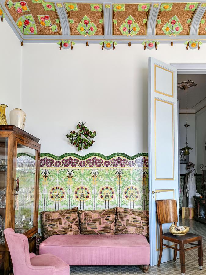 Casa Serinyana: 22 millones de euros. La Casa Serinyana es uno de los edificios más emblemáticos de Cadaqués. También conocida como Casa Blaua, la icónica vivienda únicamente ha cambiado de manos dos veces desde que fuera inaugurada el 20 de septiembre de 1913 por su primer propietario, Octavio Serinyana. Ahora, los herederos de Augusto Marocci, su segundo dueño, la han puesto a la venta