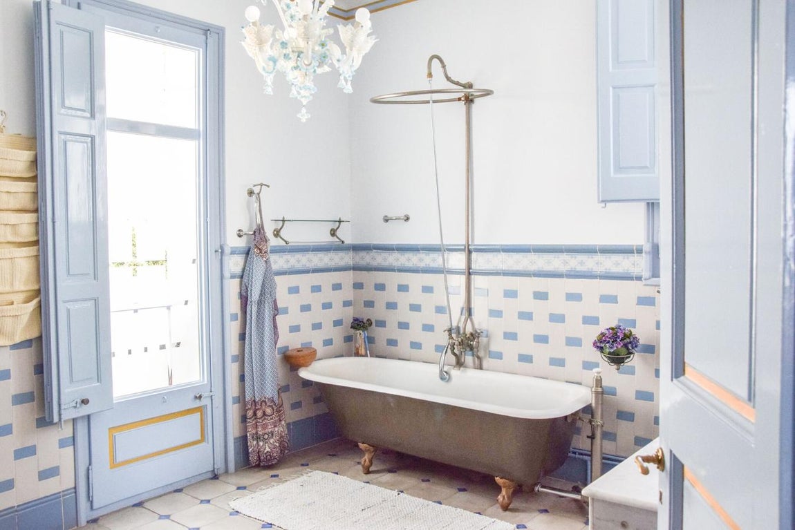 Casa Serinyana: 22 millones de euros. En la casa se conservan elementos cerámicos azules que enmarcan puertas y ventanas –de ahí su nombre en catalán-, el forjado de los balcones, los frescos de los techos, el mosaico hidráulico del suelo, las baldosas estilo art nouveau y las lámparas de Murano