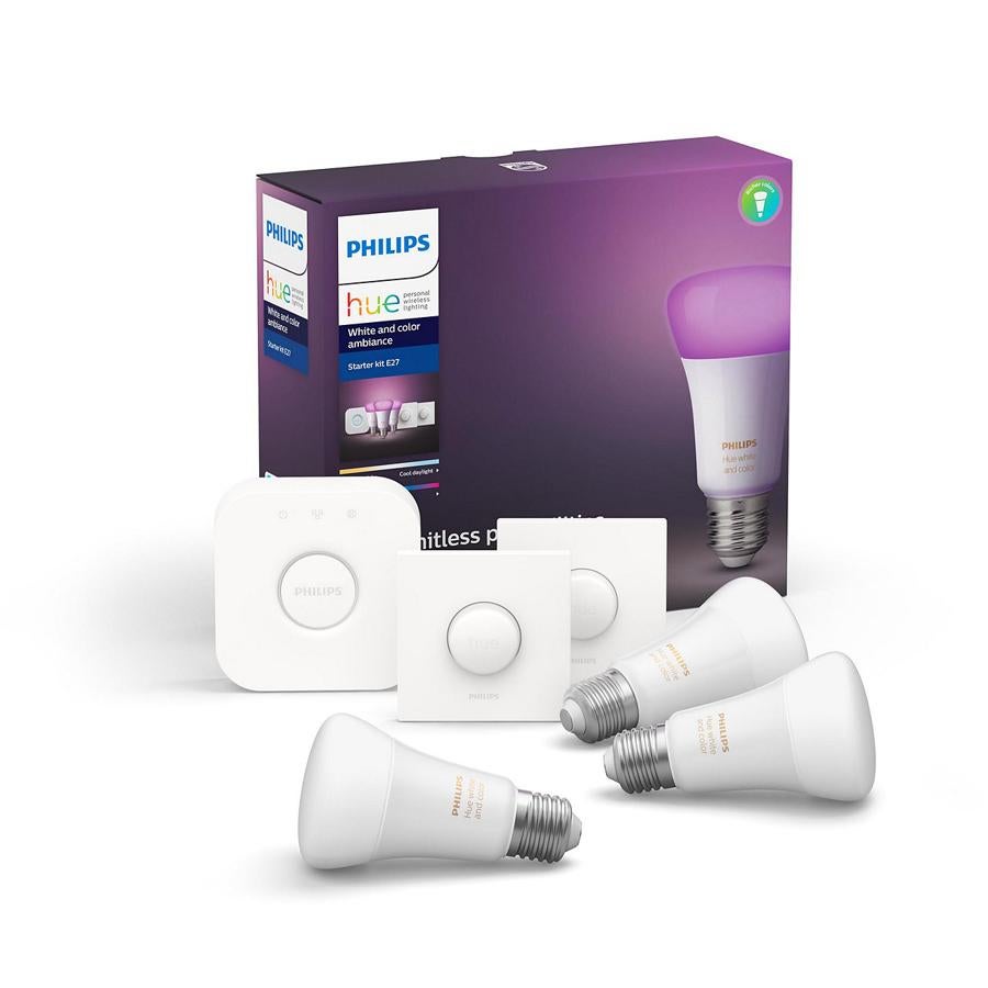 Kit de luces inteligentes. Este kit de luces de Philips te permitirá disfrutar tanto de luz blanca, como de colores de una forma divertida e inteligente. Podrás sincronizarlas con tu música, tus juegos o la TV para conseguir efectos envolventes. Elige entre 16 millones de colores, añade relieves al interior de tu casa o ilumina un espacio con un toque de color. Su precio es de 199,95 euros.