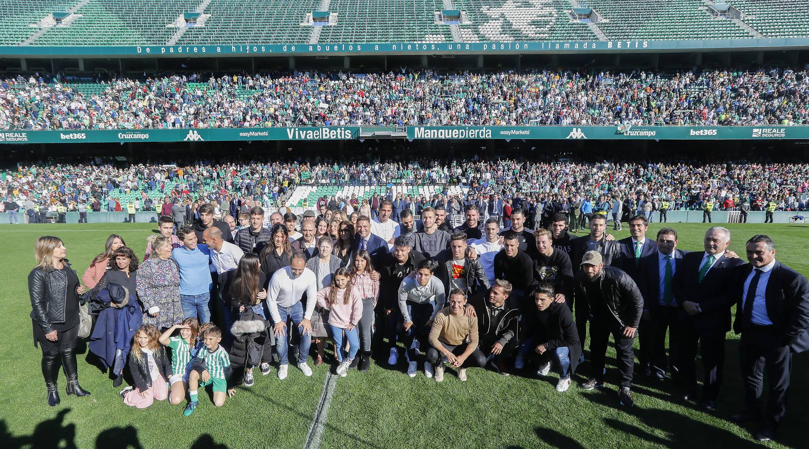 Las imágenes del homenaje a Joaquín por su renovación en el Real Betis