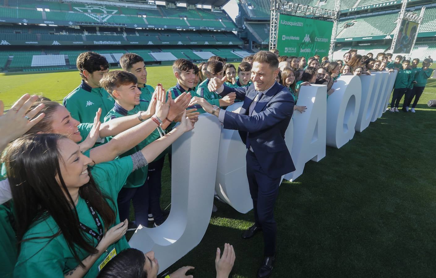 Las imágenes del homenaje a Joaquín por su renovación en el Real Betis