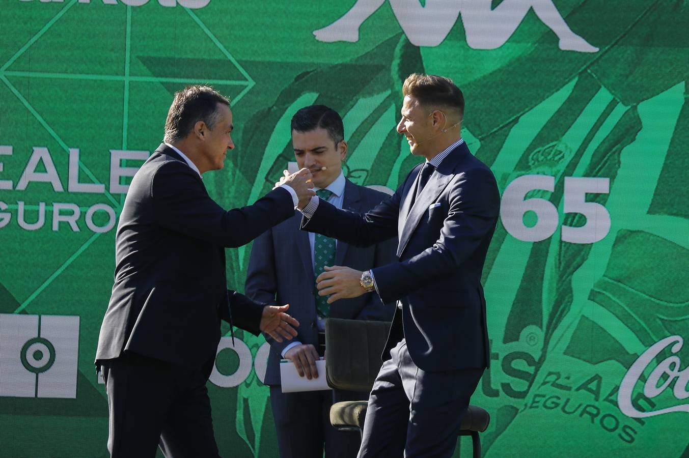 Las imágenes del homenaje a Joaquín por su renovación en el Real Betis