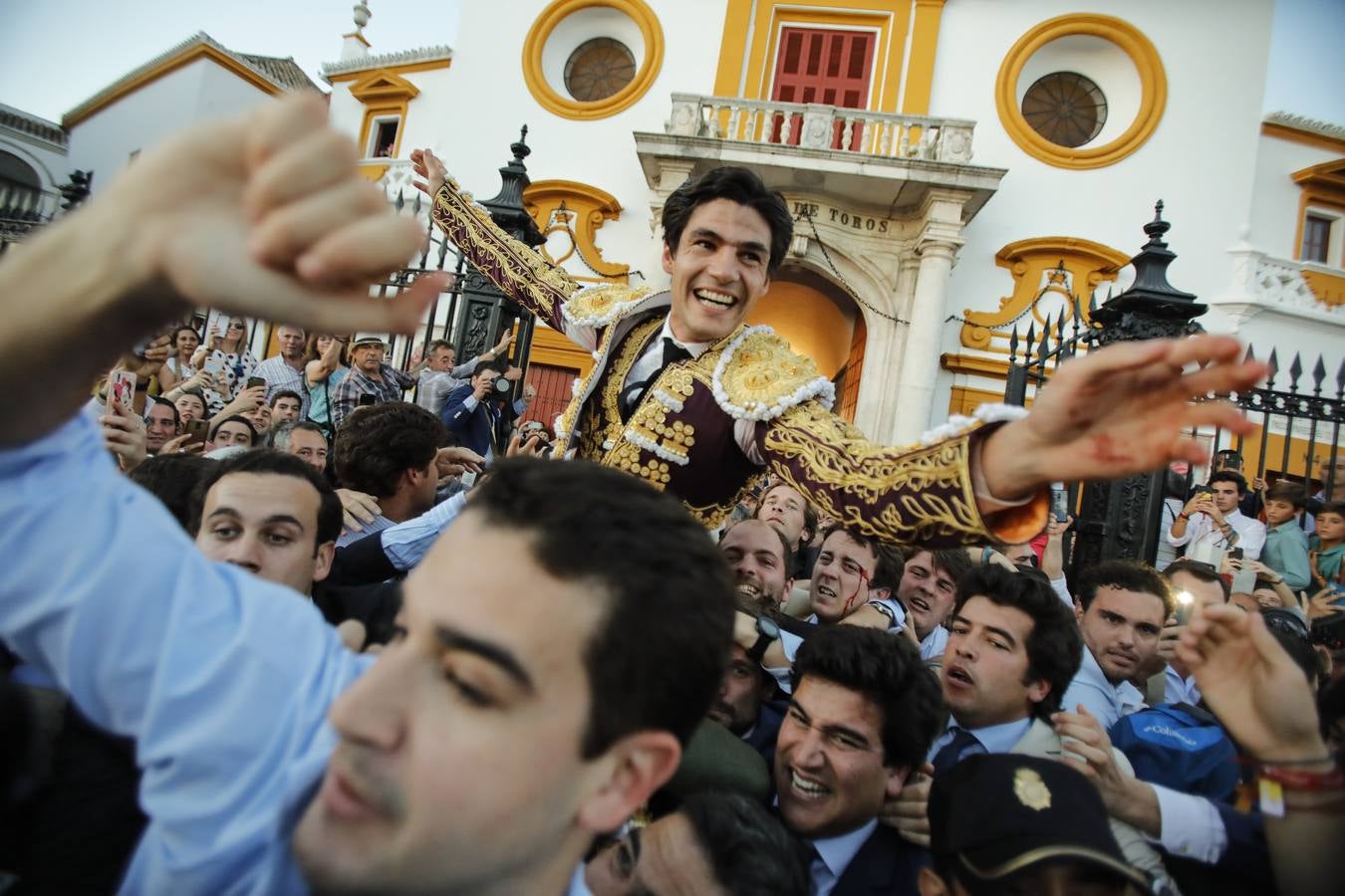 Salida triunfal de Pablo Aguado en la Maestranza