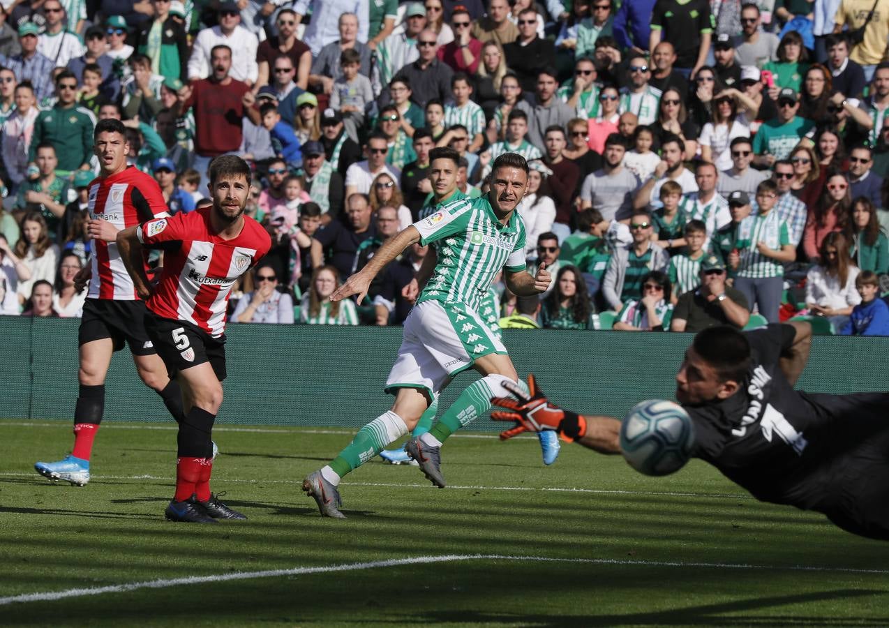 Joaquín marca ante el Athletic de Bilbao en un partido de liga en el Villamarín