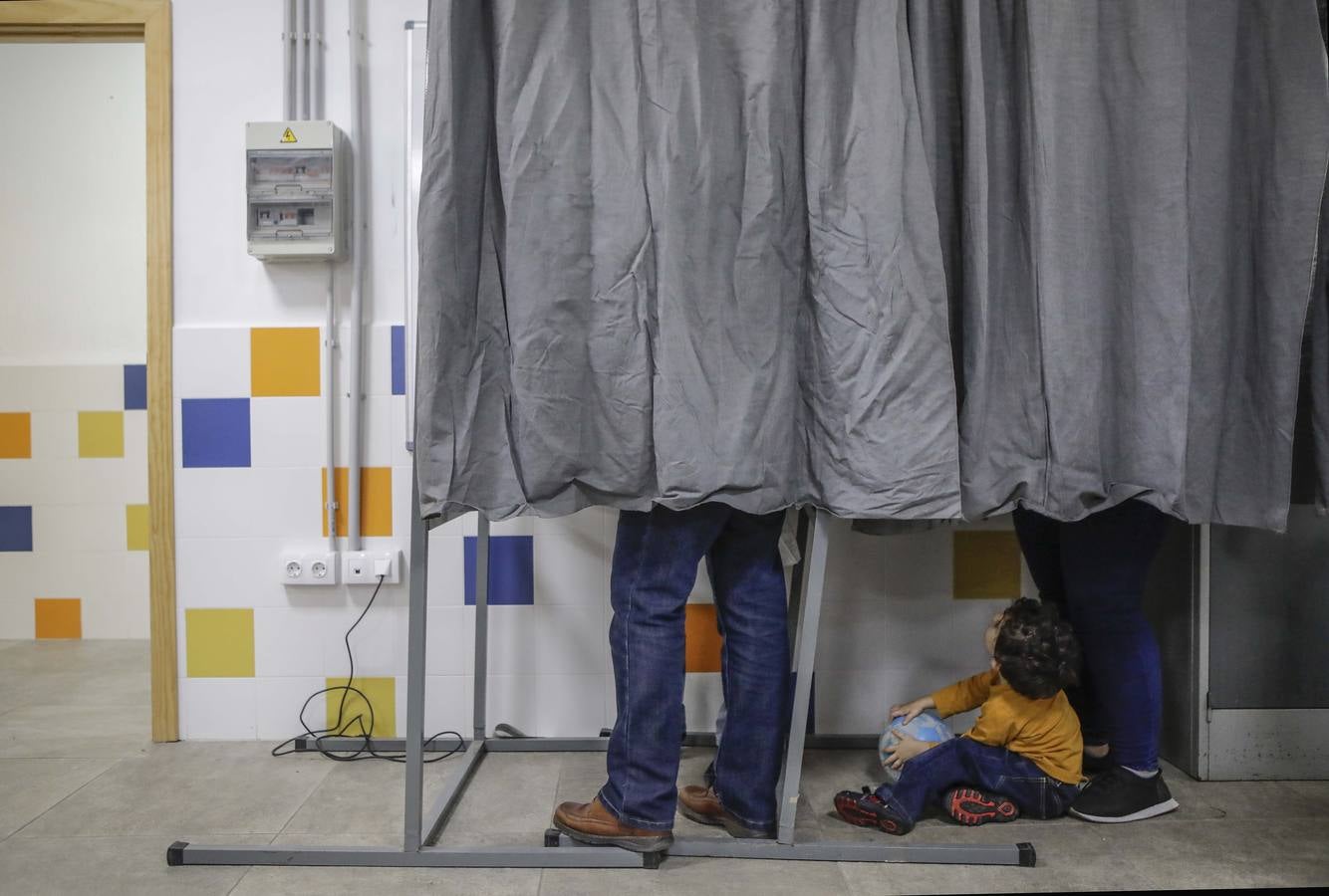 Ambiente en el colegio SAFA de Sevilla durante las elecciones generales celebradas en noviembre