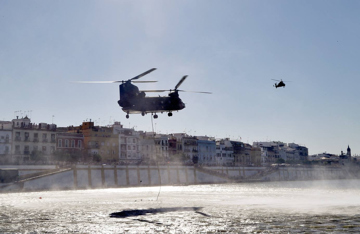 Demostración operativa sobre el Guadalquivir de la Unidad de Operaciones Especiales