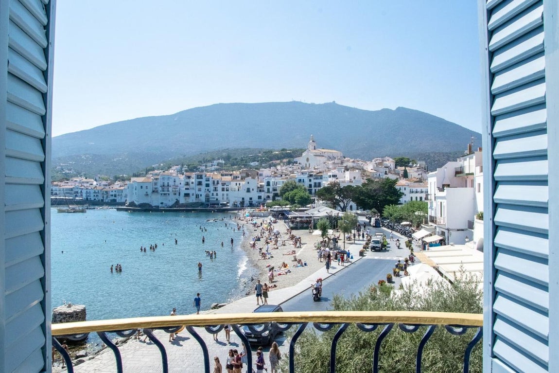 Casa Serinyana: 22 millones de euros. La casa se abre al paseo marítimo de Cadaqués, una localidad de la Costa Brava conocida por haber encandilado a célebres artistas e intelectuales como Salvador Dalí, Pablo Picasso, Joan Miró, Marc Chagall, Marcel Duchamp o Yves Klein y el médico barcelonés que mandó construir la vivienda no fue ajeno a ese encanto. Octavio Serinyana descendía de una familia de larga tradición marinera que encontró fortuna en Cuba y quiso otorgar a la vivienda un aire indiano que captó a la perfección el arquitecto Sellés