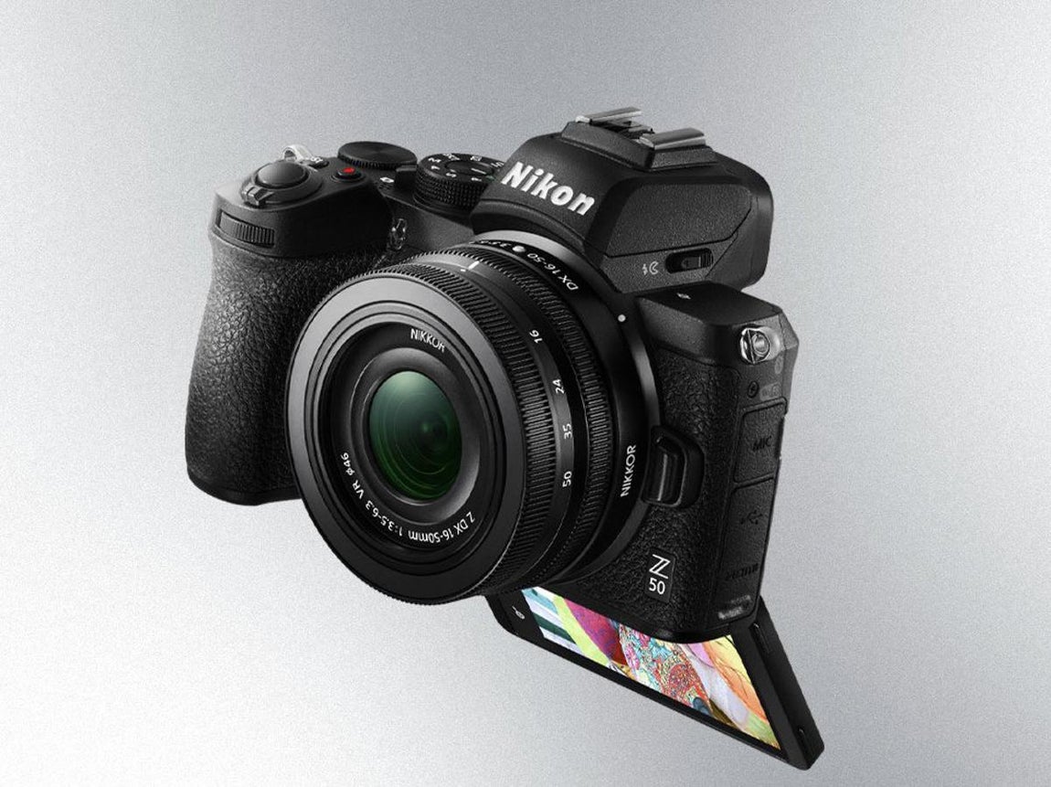 Nikon Z50. Esta cámara compacta con sensor DX de 20,9 MP permite capturar con mayor luz y nitidez cada fotograma. Cuenta también con opción de vídeo en 4K y un sistema AF híbrido (autofoco) rápido, preciso y realmente suave. El kit con objetivo Z 16-50 mm DX VR + objetivo Z 50-250mm DX VR + Tarjeta SD 64GB + trípode + bolsa + libro cuesta 1.369 euros.
