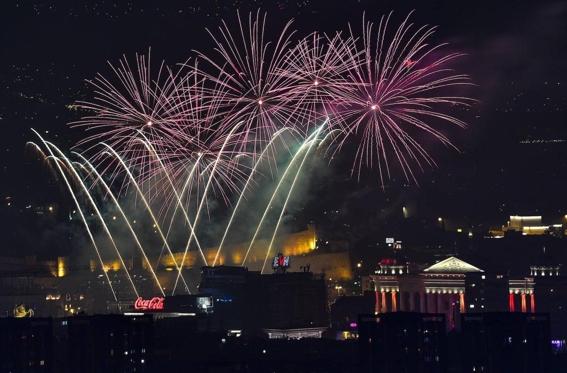 Skopje. Fuegos artificiales en la capital de Macedonia