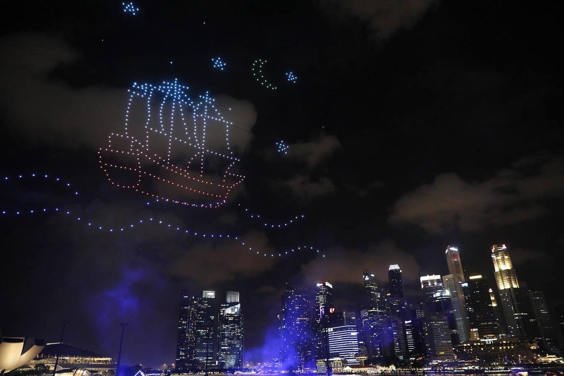 Singapur. En Singapur proyectaron diferentes figuras en el cielo