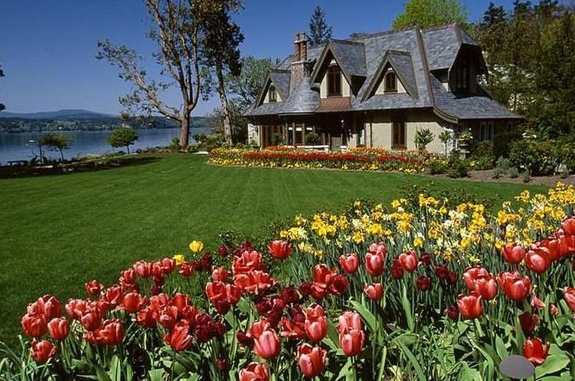 Navidad de lujo en Canadá. La mansión, de más de 1.000 metros cuadrados, 6 dormitortios y ochos cuartos de baños está bañada en un océano de tulipanes rojos en una enorme y frondosa extensión de terreno para pasar el día con el pequeño recién nacido. Tiene playa privada y la atraviesa un río en una de sus zonas arboladas