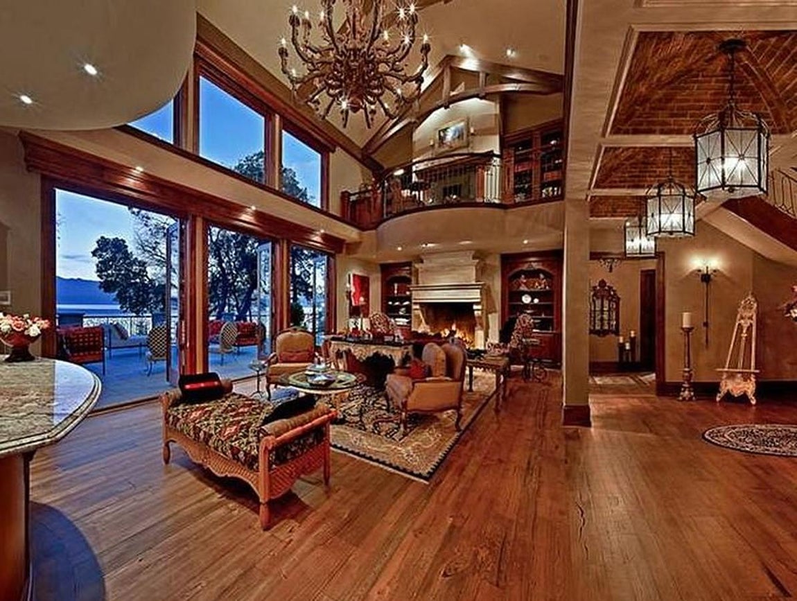 Navidad de lujo en Canadá. En la imagen, uno de los dos dos salones de la mansion. También dispone de cocina gourmet, sala de cine y bodega que vienen a completar las prestaciones de la villa. La propiedad dispone de 1.000 metros cuadrados repartidos en dos edificios y cuatro hectáreas de parcela en total