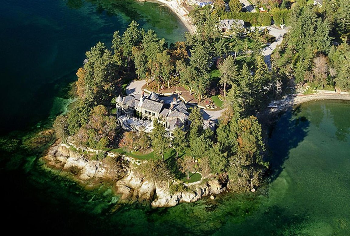 Navidad de lujo en Canadá. La pareja ha decido que el pequeñó Archie se acerque en esta fechas tan señanadas a su abuela materna, Doria Ragland. Se alojan en una mansión valorada en 12,5  de euros bañada en una isla privada de Vancouver que les brinda un espacio de ensueño blindado de la cuiosidad ajena por la propia naturaleza