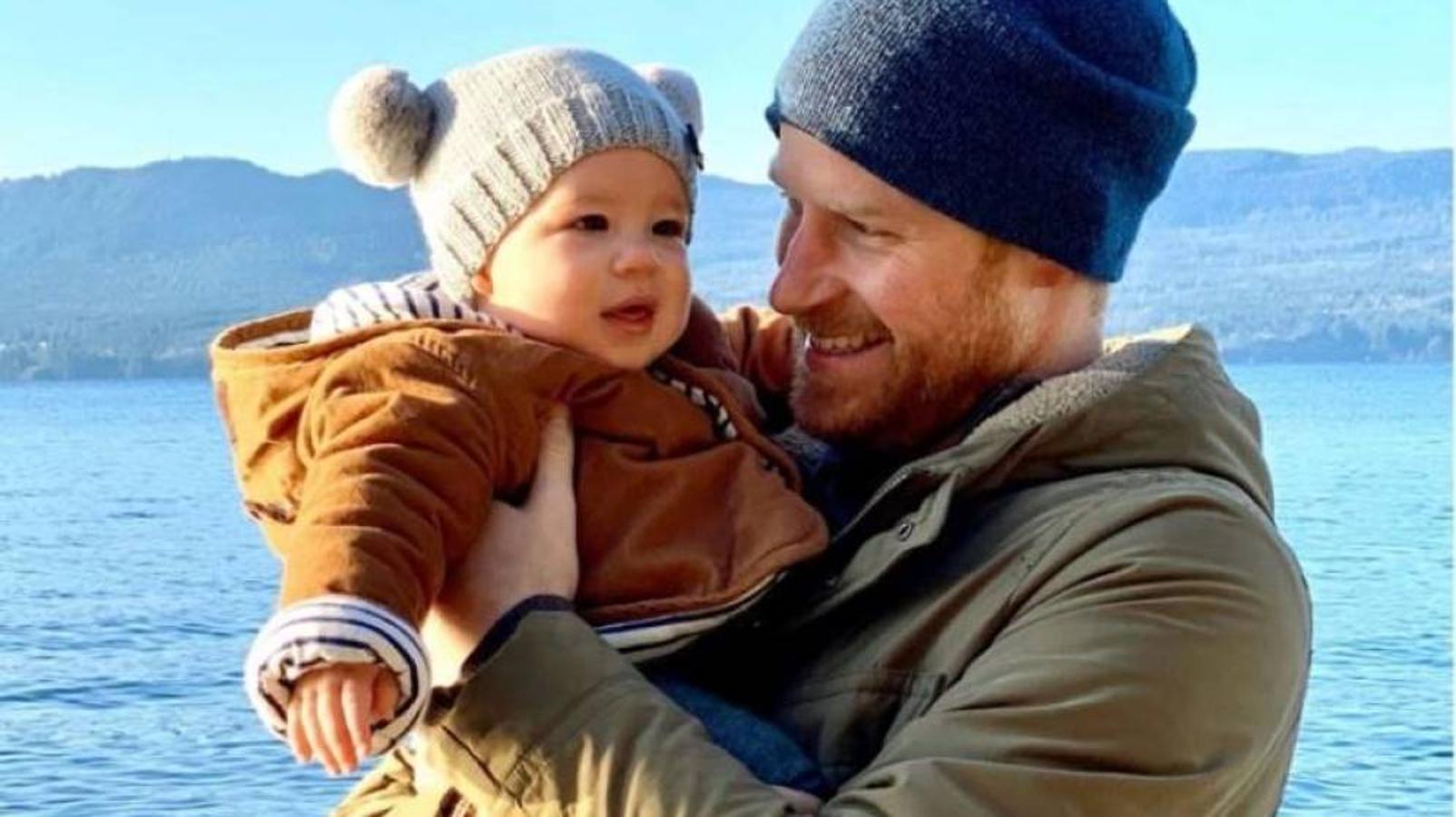 El Príncipe Harry y su hijo Archie. En VancouverLos Duques de Sussex han difundido esta imagen para felicitar 2020. Harry y su hijo posan, bien abrigados, frente a un lago.