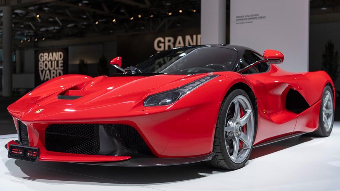 Ferrari LaFerrari. 2013 fue el año de los superdeportivos: debutaron McLaren, Porsche y Ferrari y se  ganaron el apodo de "Holy Trinity". Aunque ferozmente individual, cada uno de los tres reclamó un diseño híbrido de tren de potencia. De los tres, solo el Ferrari LaFerrari se jactaba de tener un motor V-12, y uno ruidoso y de aspiración natural. El LaFerrari también resultó ser el más poderoso (y, al menos no oficialmente), el más carismático del trío