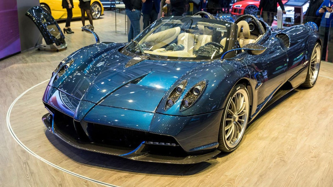 Pagani Huayra Roadster. Pero el ingeniero argentino Horatio Pagani hizo exactamente eso con el Huayra, el sucesor de su Zonda, que detiene las prensas. De vuelta en el compartimento del motor hay una monstruosa planta de energía AMG, esta vez un V-12 de doble turbo de 6 litros que produce 738 hp