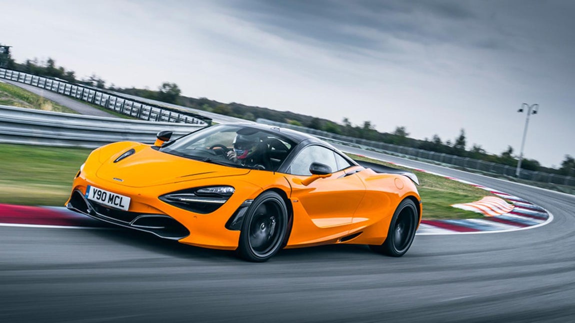 McLaren 720S. El reingreso de McLaren al juego de superdeportivos lanzado en 2011 con el MP4-12C, un debut incómodo pero impresionante cuyo furioso V-8 de doble turbo puso en alerta al establecimiento.  Se adaptó a la era de la de fibra de carbono y añadió un sistema de suspensión hidráulica ambiciosamente complejo. La rapidez del coche y la versatilidad de sus funciones marcó un antes y un después en la marca, además de dar impulso a sus competidores