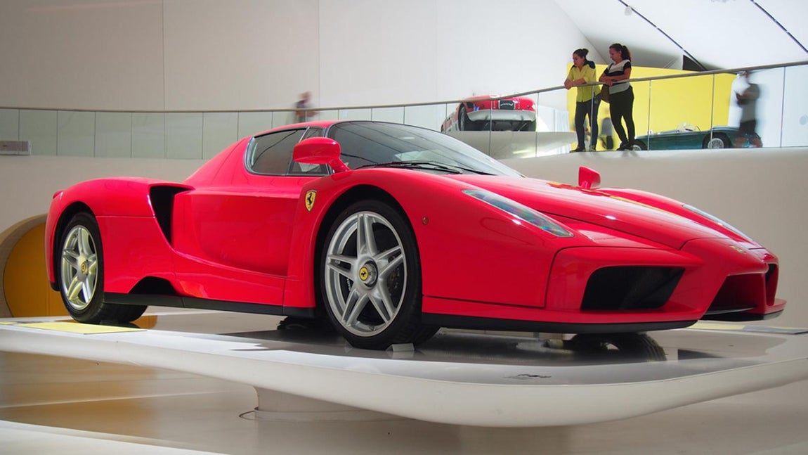 Ferrari Enzo. La mayor sensación de Ferrari del siglo XXI sigue siendo el Enzo, un monstruo de motor central con motor V-12 que lleva el nombre del fundador de la compañía, un hombre cuyo legado continúa inspirando los últimos superdeportivos de Maranello. Diseñado por el entonces jefe de diseño de Pininfarina, Ken Okuyama, el automóvil cautivó a su audiencia en 2002 en el Salón del Automóvil de París. Las 399 unidades fabricadas se vendieron antes de salir al mercado