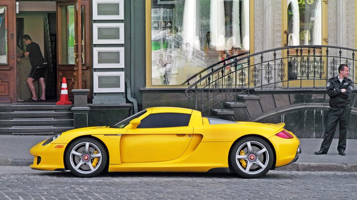 Porsche Carrera GT. Con su transmisión manual de seis velocidades y la perilla de cambio de bola de madera, es comprensible por qué muchos llaman al Carrera GT el último de los superdeportivos analógicos. En ausencia de los sofisticados sistemas de seguridad del último y más grande de hoy, el GT de motor central es un viaje emocionante que ofrece una muestra de lo que podría haber sido si Porsche hubiera puesto la mira del GT en la pista de carreras. Un 5.7 litros V-8 desarrolla 603 hp y tiene un sonido como ningún otro motor Porsche