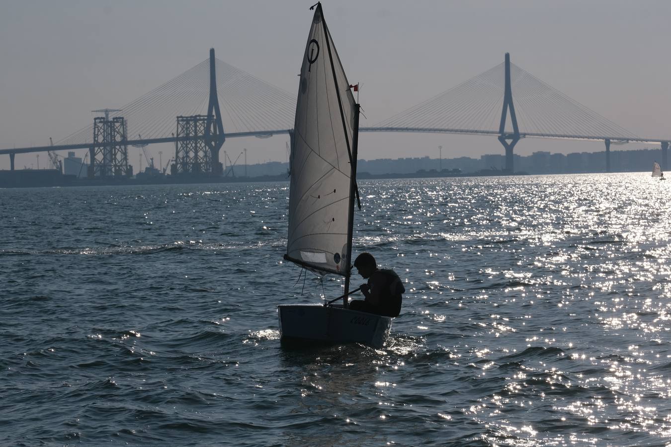 La falta de viento trunca el inicio de la VI Regata Ciudad de El Puerto