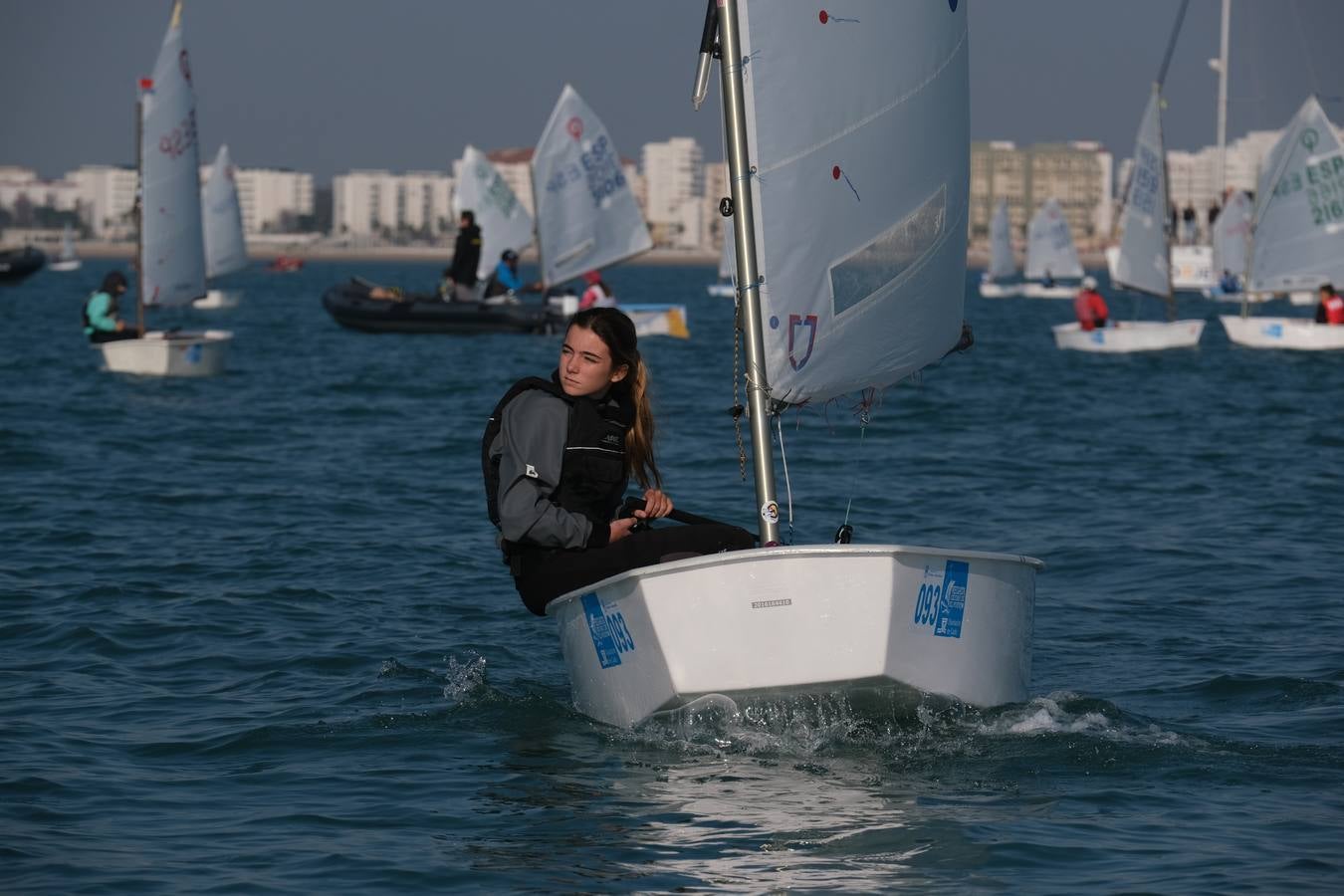 La falta de viento trunca el inicio de la VI Regata Ciudad de El Puerto