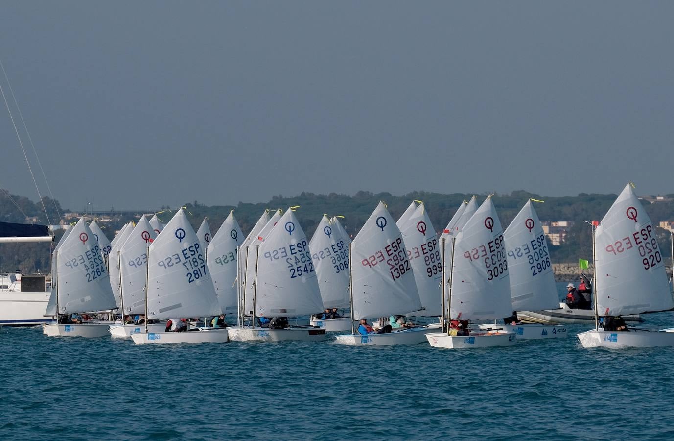 La falta de viento trunca el inicio de la VI Regata Ciudad de El Puerto