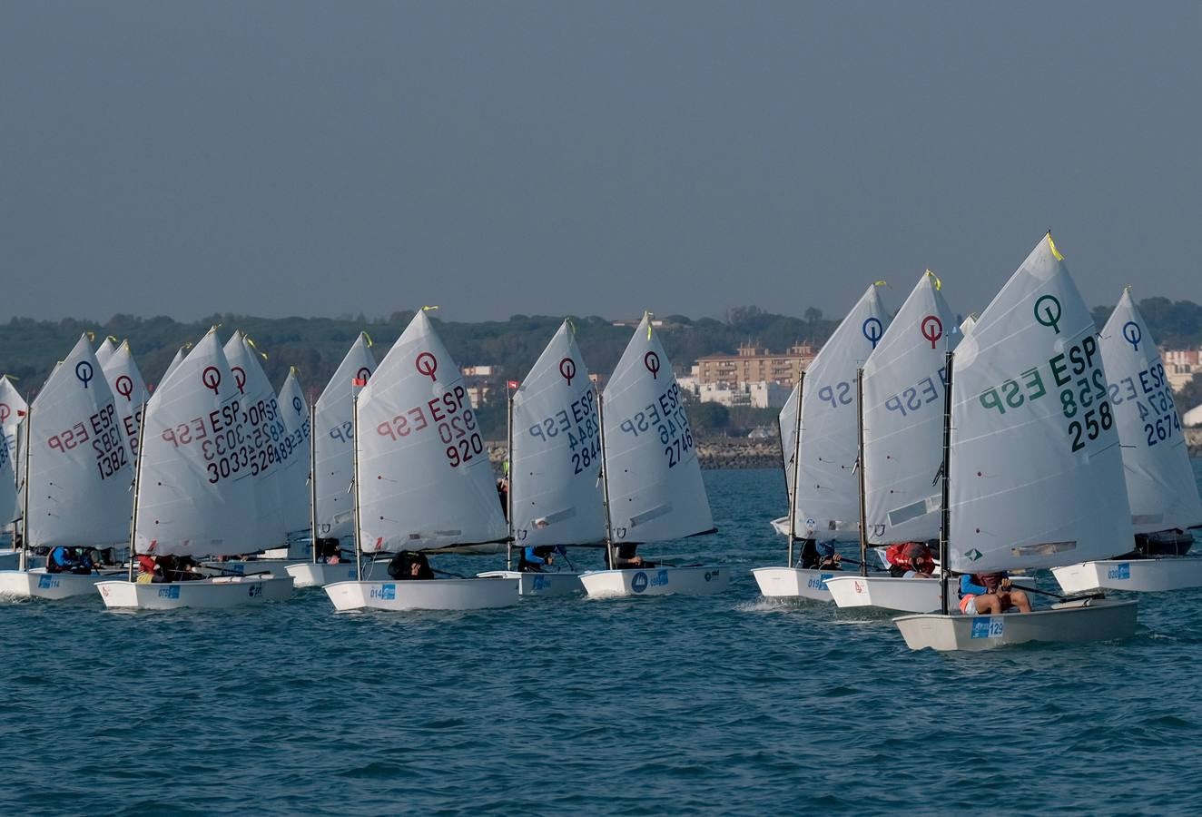 La falta de viento trunca el inicio de la VI Regata Ciudad de El Puerto