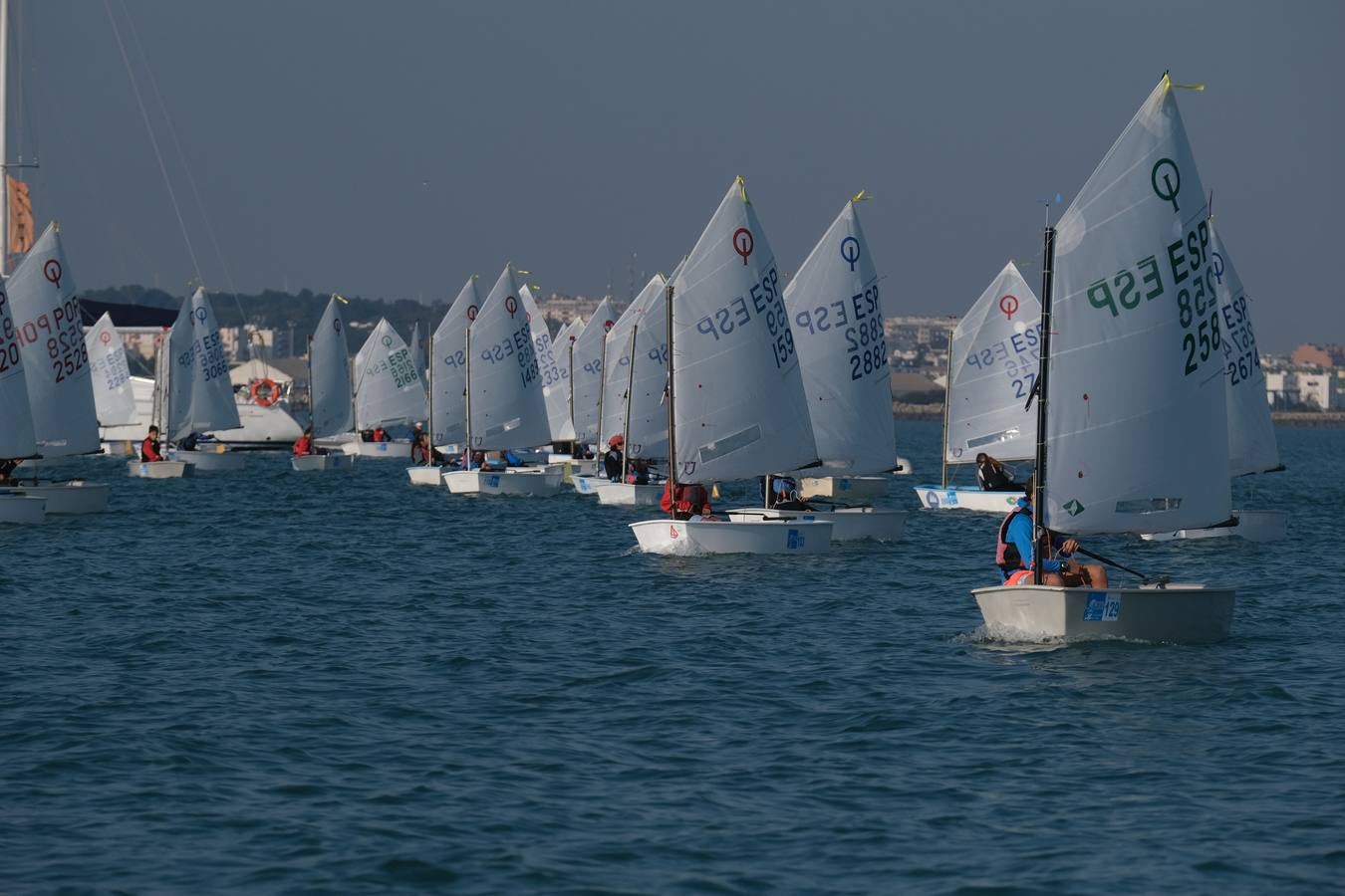 La falta de viento trunca el inicio de la VI Regata Ciudad de El Puerto