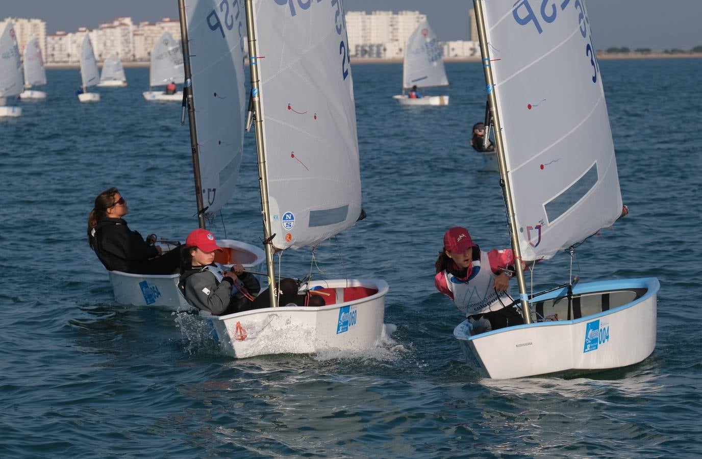 La falta de viento trunca el inicio de la VI Regata Ciudad de El Puerto