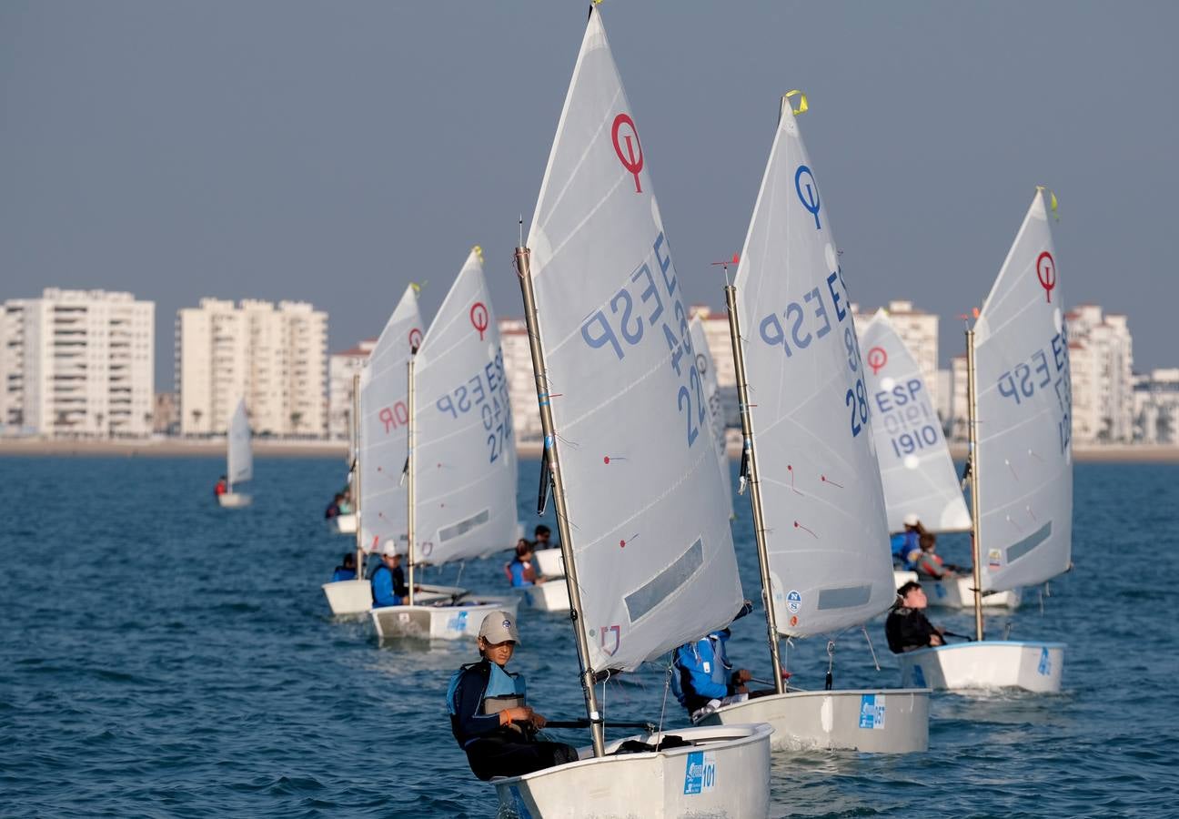 La falta de viento trunca el inicio de la VI Regata Ciudad de El Puerto