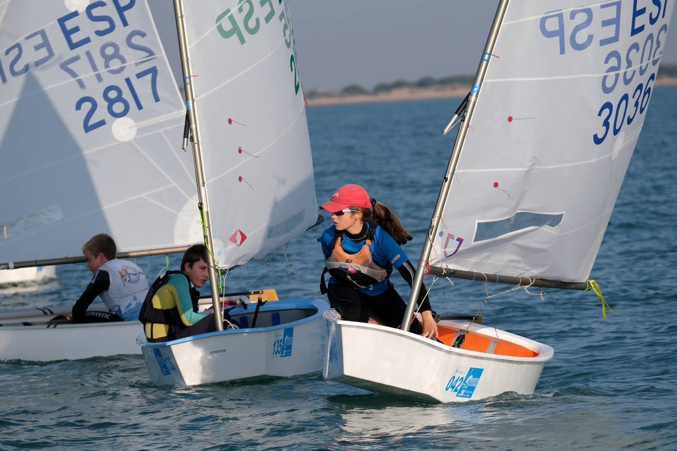 El viento se ausenta y trunca el estreno de la VI Regata Ciudad de El Puerto